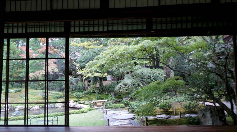 Vue du pavillon de thé sur le joli jardin Murin-an à Kyoto, Japon.