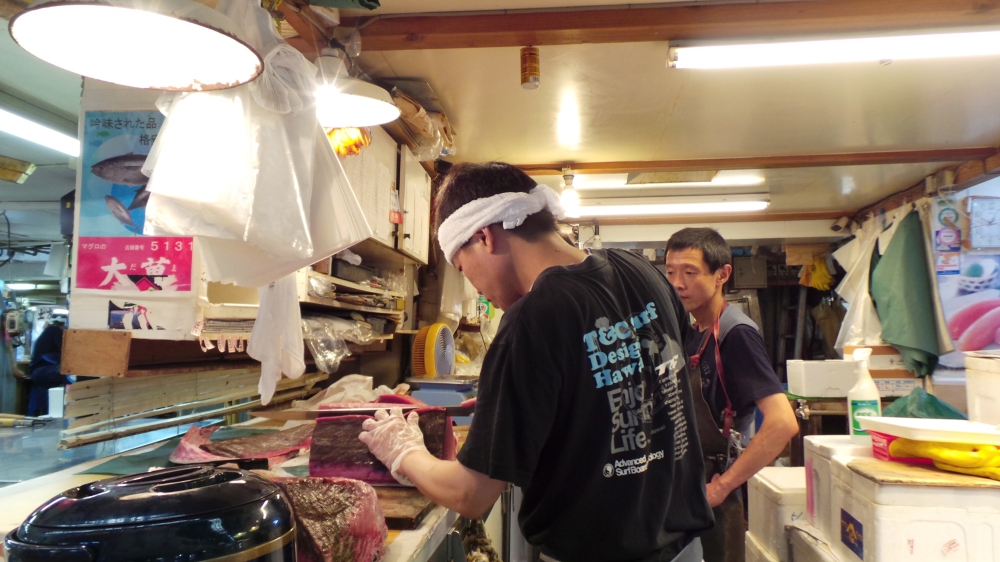 Découpe de thon rouge au marché de Tsukiji, Tokyo, Japon.