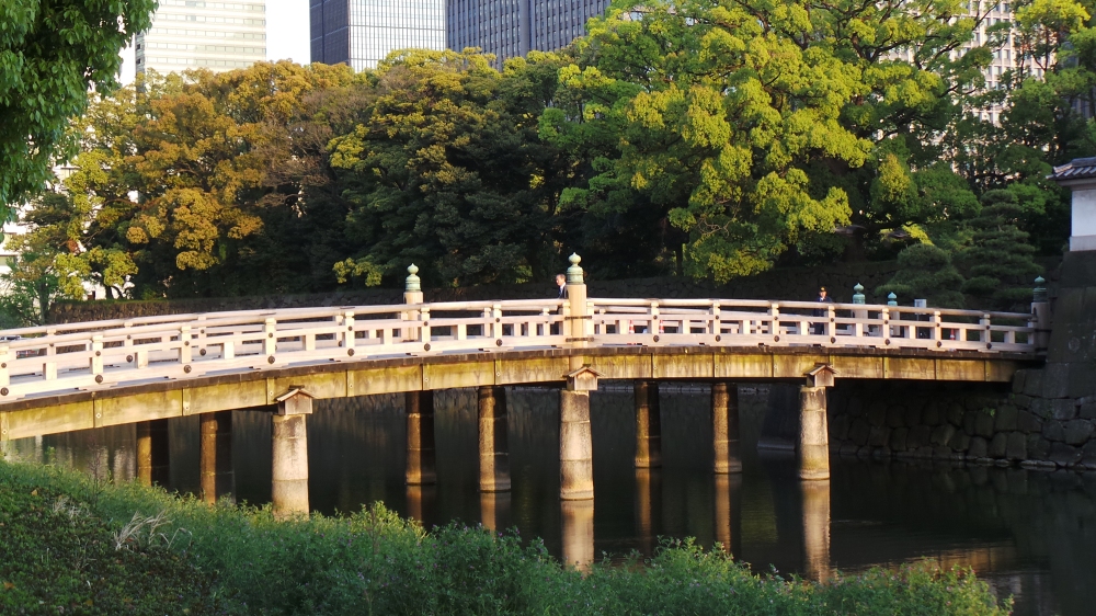 Vieux pont en pierre autour du palais impérial du Japon à Tokyo.